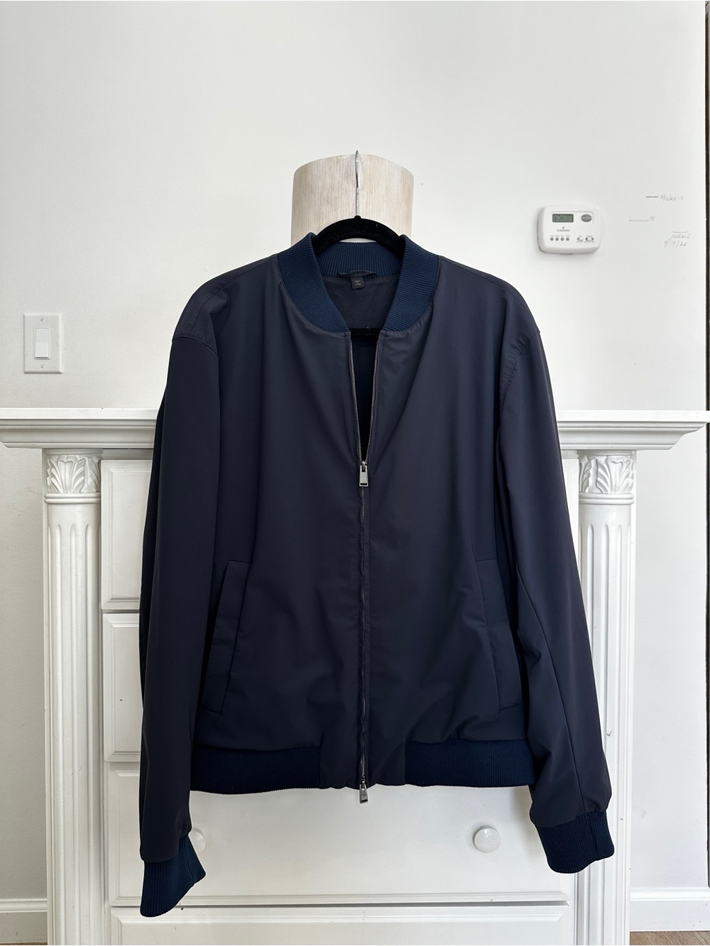 HUGO BOSS Italian Jersey Bomber 🤍
Size 52 / Fits Men’s L